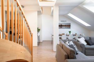 Posedenie v ubytovaní 150m² 4BR Duplex Near Metro & Prague Center