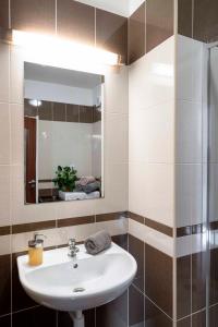 Kúpeľňa v ubytovaní 150m² 4BR Duplex Near Metro & Prague Center