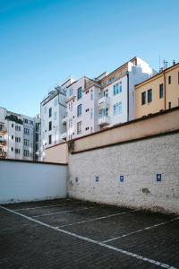 un estacionamiento vacío con edificios en el fondo en 150m² 4BR Duplex Near Metro & Prague Center, en Praga
