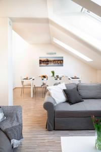 Posedenie v ubytovaní 150m² 4BR Duplex Near Metro & Prague Center