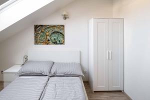 Posteľ alebo postele v izbe v ubytovaní 150m² 4BR Duplex Near Metro & Prague Center