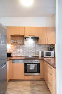 Kuchyňa alebo kuchynka v ubytovaní 150m² 4BR Duplex Near Metro & Prague Center