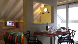 ein Esszimmer mit einem Tisch, Stühlen und einem Bett in der Unterkunft Residence Luna di Monza in Monza