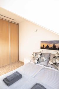 Posteľ alebo postele v izbe v ubytovaní 150m² 4BR Duplex Near Metro & Prague Center