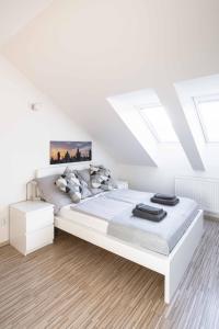 Posteľ alebo postele v izbe v ubytovaní 150m² 4BR Duplex Near Metro & Prague Center