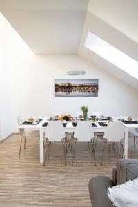 Posedenie v ubytovaní 150m² 4BR Duplex Near Metro & Prague Center