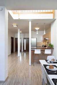 Kuchyňa alebo kuchynka v ubytovaní 150m² 4BR Duplex Near Metro & Prague Center