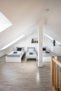 Posteľ alebo postele v izbe v ubytovaní 150m² 4BR Duplex Near Metro & Prague Center