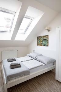 Posteľ alebo postele v izbe v ubytovaní 150m² 4BR Duplex Near Metro & Prague Center