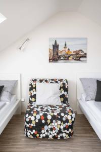 Posteľ alebo postele v izbe v ubytovaní 150m² 4BR Duplex Near Metro & Prague Center