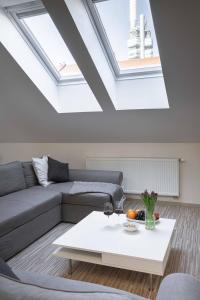 Posedenie v ubytovaní 150m² 4BR Duplex Near Metro & Prague Center