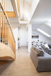 Posedenie v ubytovaní 150m² 4BR Duplex Near Metro & Prague Center