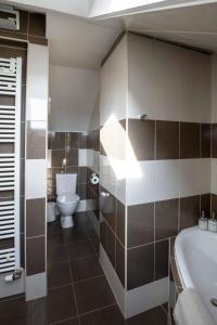Kúpeľňa v ubytovaní 150m² 4BR Duplex Near Metro & Prague Center