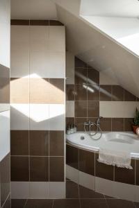 ein Badezimmer mit einem Waschbecken und einer Badewanne in der Unterkunft 150m² 4BR Duplex Near Metro & Prague Center in Prag