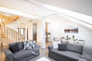 Posedenie v ubytovaní 150m² 4BR Duplex Near Metro & Prague Center