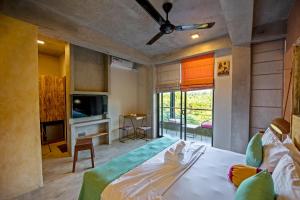 1 dormitorio con 1 cama grande y TV en White Moon Hotel, en Gampaha