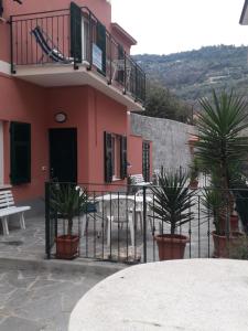 a pink house with a table and chairs in front of it at Casa Lisa in Finale Ligure