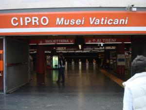 una persona caminando dentro de un centro comercial en Ecclesia Domus Vatican Inn en Roma