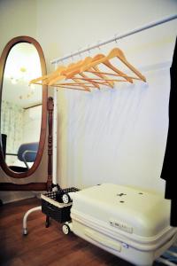 uma cama com um espelho e uma mala num quarto em QQQ 3room spacious house at Jamsil em Seul