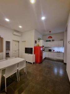 eine Küche mit einem roten Kühlschrank und weißen Schränken in der Unterkunft A casa di Cesare in Rom