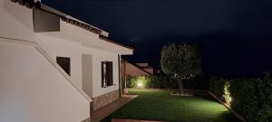A garden outside Villa NOVE - Residence dei Fiori
