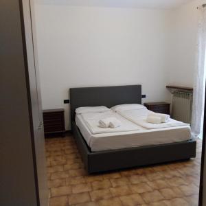 1 dormitorio con 1 cama con 2 toallas en Casa Gabriel, en Toscolano Maderno