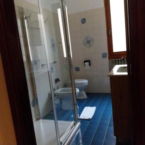 y baño con ducha, aseo y lavamanos. en Casa Gabriel, en Toscolano Maderno