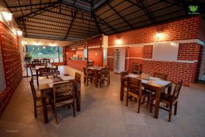 Un restaurante u otro lugar para comer en Wild Kasarwadi