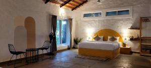 Una cama o camas en una habitación de Wild Kasarwadi