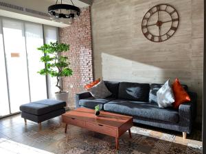 uma sala de estar com um sofá e uma mesa de centro em MZ 1090 B&B em Hengchun South Gate