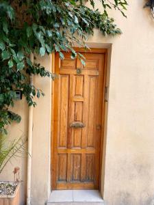 a wooden door on the side of a building at Cosy studio at the Cathedral with WiFi in Valencia