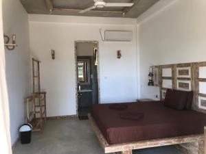 1 dormitorio con 1 cama grande en una habitación en Wilson's Place en Hiriketiya