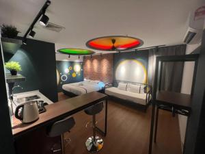 Postel nebo postele na pokoji v ubytování Seeds Hotel Chow Kit