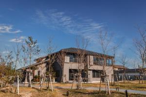 ein Gebäude mit Bäumen davor in der Unterkunft Itoshima810 Villa & Resort - Vacation STAY 13917 in Itoshima