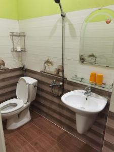 uma casa de banho com um WC e um lavatório em MOTEL WIN - PHÁT em Bien Hoa