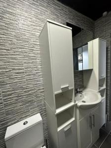 y baño con aseo, lavabo y espejo. en Modern 2 Bed Flat In Derby City en Derby