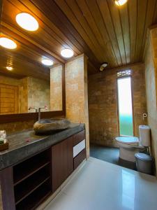łazienka z umywalką i toaletą w obiekcie Ara Artati Lombok bungalows and Restaurant w mieście Selong Belanak