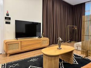 TV a/nebo společenská místnost v ubytování HOFT Cihangir