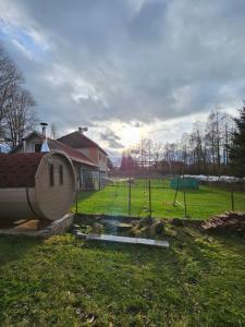 einen Hof mit einem Haus und einem Spielplatz in der Unterkunft Farma u lesa in Hlinsko