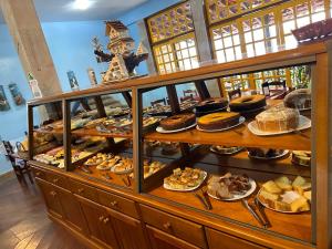 a display case filled with different types of food at Hotel dos Sonhos in São Thomé das Letras