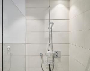 ein Bad mit einer Dusche und einer Glastür in der Unterkunft Wohnen in Wattens Top 3 in Wattens