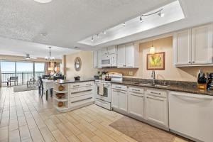 Köök või kööginurk majutusasutuses Ponce de Leon Towers 803