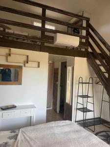 - une chambre avec une mezzanine et une échelle dans l'établissement Hôtel La Pinède, à Saint-Marcellin-lès-Vaison