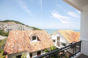 una vista desde el balcón de una casa en Seaview Modern 5BR Ferringhi Beach Villa 16Pax, en Batu Ferringhi