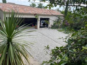 eine Garage, in der ein Auto geparkt ist in der Unterkunft Villa LEONA CLIM PARK in Bollène