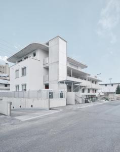 ein weißes Gebäude an der Straßenseite in der Unterkunft Wohnen in Wattens Top 2 in Wattens