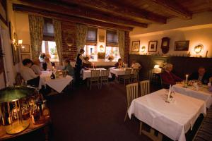 a group of people sitting at tables in a restaurant at Ferienwohnung im Wasserviertel in Lüneburg