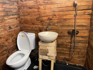 Bilik mandi di Triangular house and hot spring +71 gambar