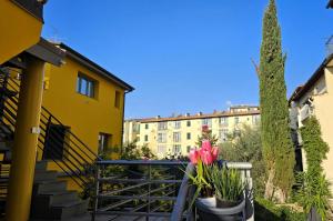 vistas a un edificio con flores rosas en macetas en Select Executive Residence, en Florencia