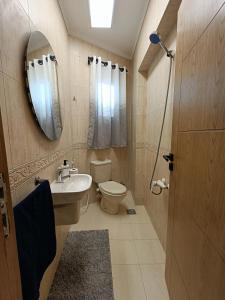 カイロにあるLuxury 3BR in the heart of Mohandseenのバスルーム(トイレ、洗面台、鏡付)